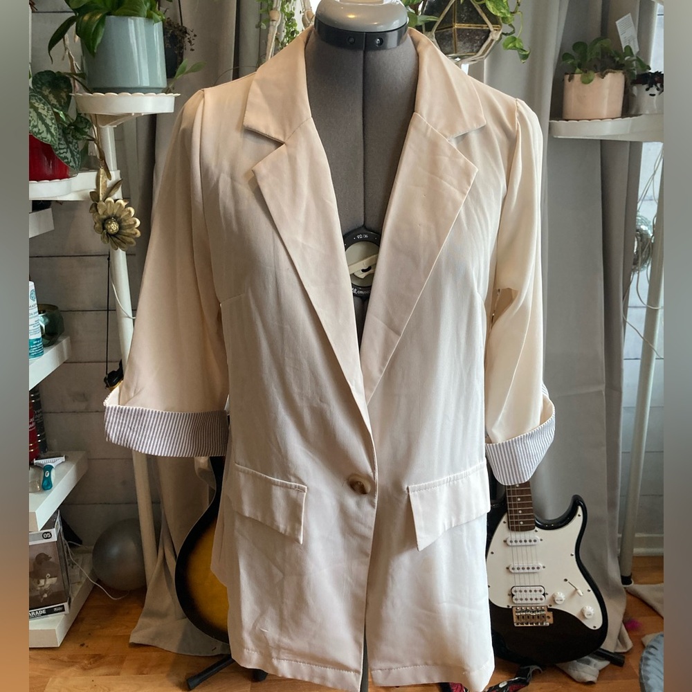 Lightweight cream blazer